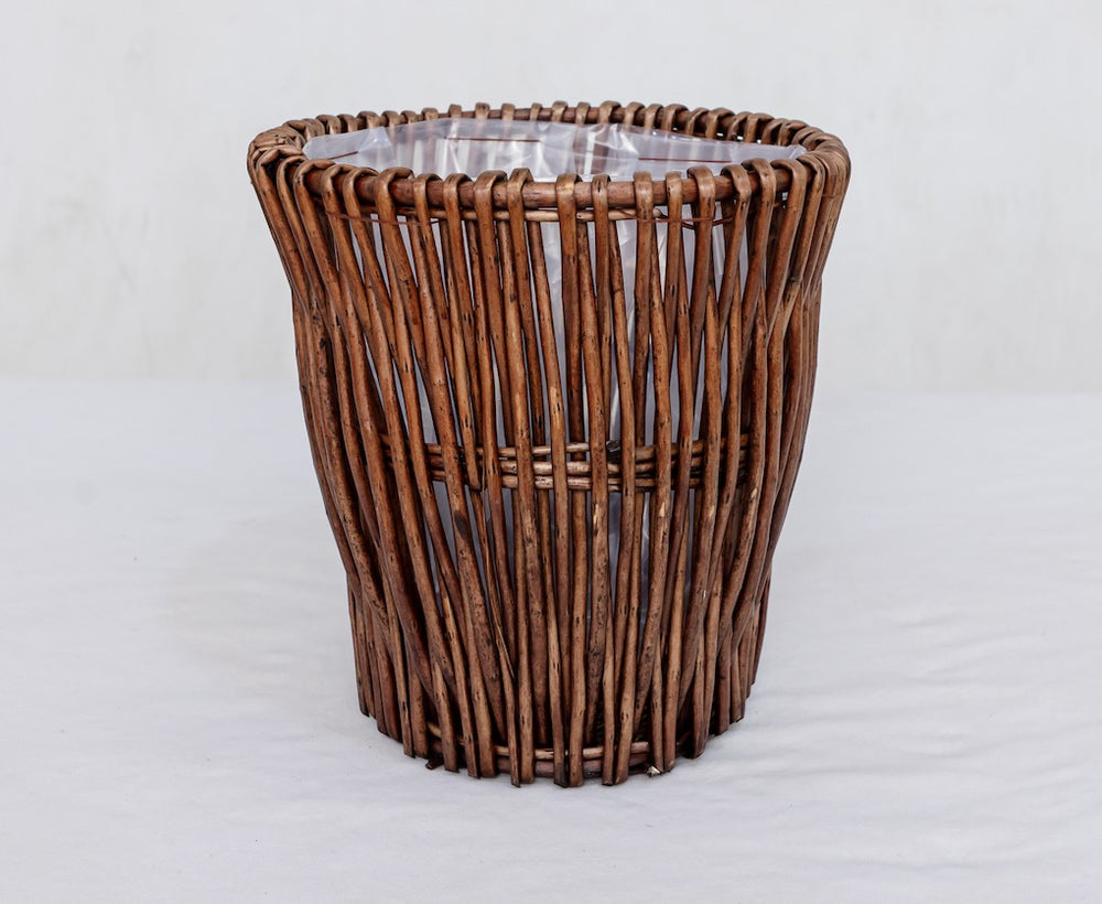 Cesta tejida de mimbre